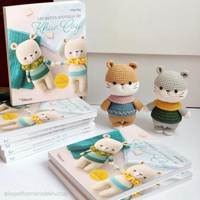 Có vô vàn hướng dẫn móc thú bông len trên mạng nhưng cảm giác “sướng mê tơi” khi cầm trên tay một cuốn sách dạy móc thú len là không thể quên được. Bạn có tò mò những cuốn sách dạy móc thú bông len chị em lenbiz nào cũng muốn sở hữu không? Cùng Lenbiz.vn điểm danh xem nhé!