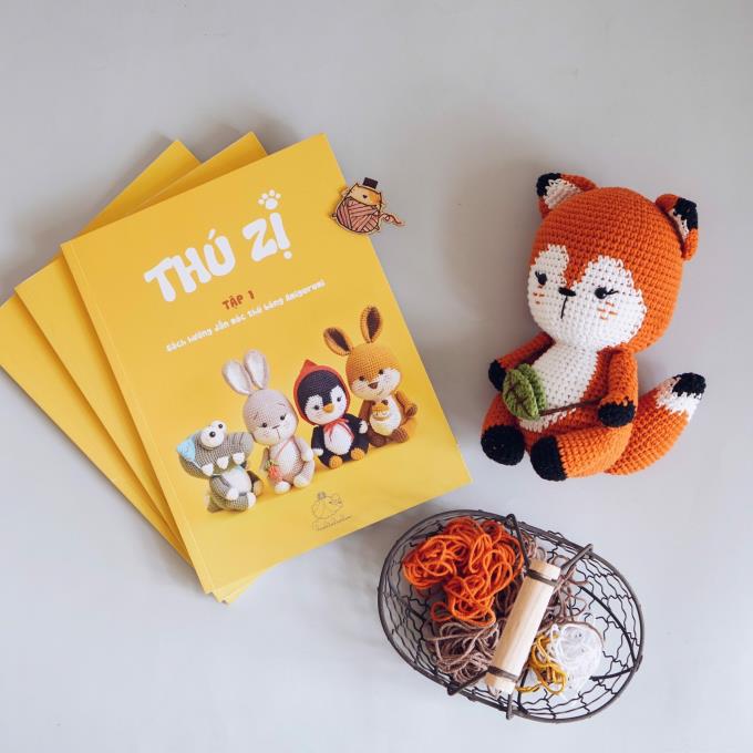 Có vô vàn hướng dẫn móc thú bông len trên mạng nhưng cảm giác “sướng mê tơi” khi cầm trên tay một cuốn sách dạy móc thú len là không thể quên được. Bạn có tò mò những cuốn sách dạy móc thú bông len chị em lenbiz nào cũng muốn sở hữu không? Cùng Lenbiz.vn điểm danh xem nhé!