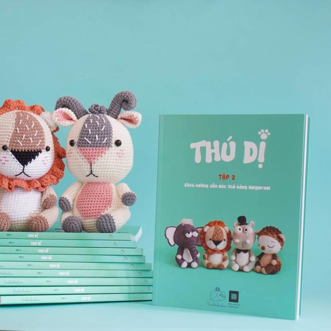 Có vô vàn hướng dẫn móc thú bông len trên mạng nhưng cảm giác “sướng mê tơi” khi cầm trên tay một cuốn sách dạy móc thú len là không thể quên được. Bạn có tò mò những cuốn sách dạy móc thú bông len chị em lenbiz nào cũng muốn sở hữu không? Cùng Lenbiz.vn điểm danh xem nhé!
