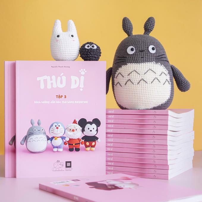 Có vô vàn hướng dẫn móc thú bông len trên mạng nhưng cảm giác “sướng mê tơi” khi cầm trên tay một cuốn sách dạy móc thú len là không thể quên được. Bạn có tò mò những cuốn sách dạy móc thú bông len chị em lenbiz nào cũng muốn sở hữu không? Cùng Lenbiz.vn điểm danh xem nhé!
