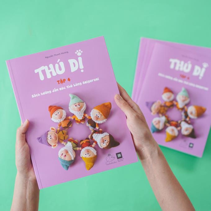Có vô vàn hướng dẫn móc thú bông len trên mạng nhưng cảm giác “sướng mê tơi” khi cầm trên tay một cuốn sách dạy móc thú len là không thể quên được. Bạn có tò mò những cuốn sách dạy móc thú bông len chị em lenbiz nào cũng muốn sở hữu không? Cùng Lenbiz.vn điểm danh xem nhé!