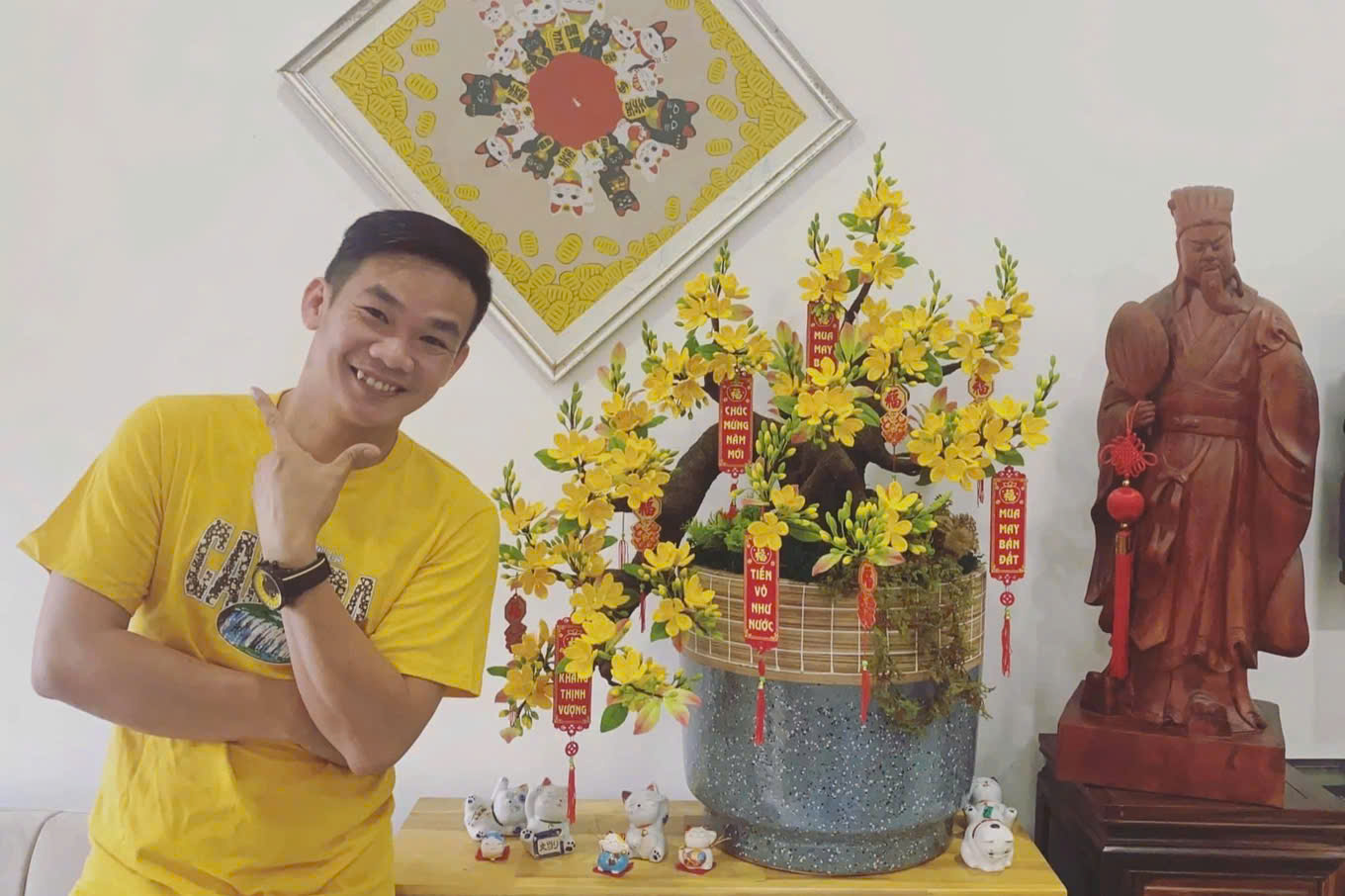 “Con trai mà đan móc len á?” - Câu này nghe quen lắm, vì gần như ai là con trai mà cầm kim cầm sợi đều đã nghe ít nhất một lần. Nhắc đến đan móc len, hầu hết mọi người đều nghĩ đây là công việc chỉ dành riêng cho các cô nàng nữ công gia chánh khéo léo. Nhưng với những chàng trai thật sự yêu nghề, nếu nghe ai nói vậy thì họ chỉ mỉm cười - và tiếp tục làm công việc đan móc quen thuộc.