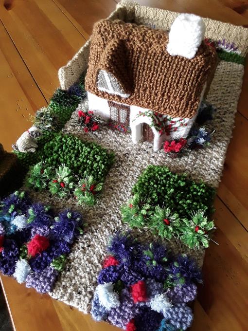 Ngôi nhà nhỏ xinh xinh với mảnh vườn xanh xanh bao người mơ ước đã được cụ bà Debra Alling 72 tuổi tái hiện sống động qua những mũi đan tỉ mỉ đến từng chi tiết. Bao nhiêu người như được mở mang tầm mắt với mô hình nhà vườn 3D đan bằng len của cụ.