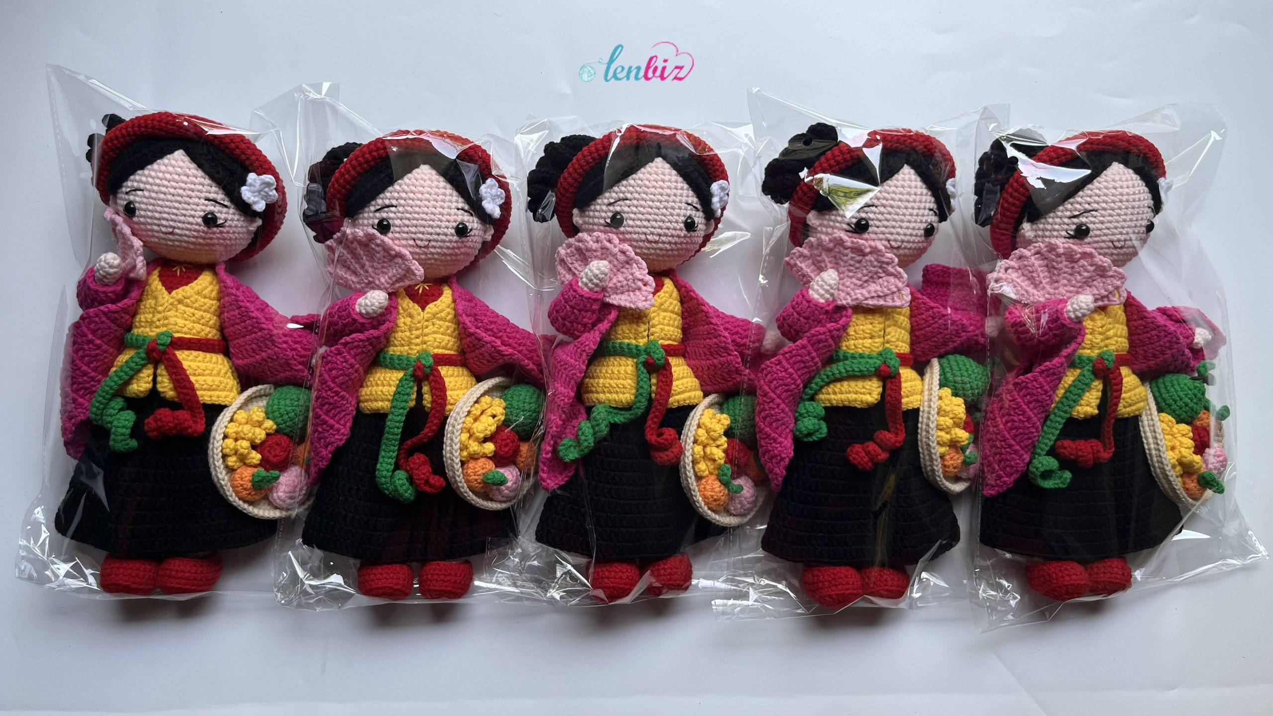 Trong cộng đồng đan móc, câu hỏi “Mẫu này em móc thì bán bao nhiêu được ạ?” gần như ngày nào cũng gặp, đặc biệt là những chị em mới dấn thân vào con đường kinh doanh sản phẩm len handmade. Người mới thường sợ khách chê đắt, còn người lâu năm lại khó định giá vì sản phẩm handmade không giống hàng công nghiệp: mỗi món đều là thời gian, kỹ năng và công sức thật sự. Bài viết này giúp bạn hiểu cách tính tiền sản phẩm móc len thường dùng nhất, theo đúng nguyên tắc kinh doanh – không lỗ vốn, không lãi ảo, không phá giá thị trường.