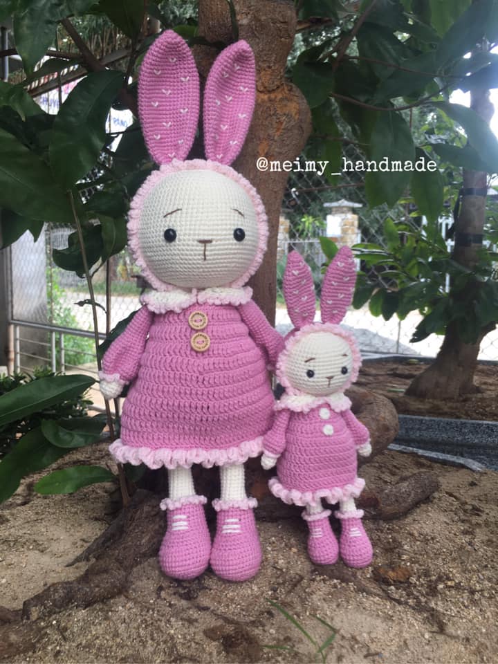 Làm nghề len handmade, ngoài khéo tay và kiên nhẫn, còn phải có thêm một kỹ năng cực kỳ quan trọng - đó là tính giá sao cho không bị lỗ. Nghe thì đơn giản vậy, nhưng thật ra đây là “bài toán đau đầu” nhất của dân làm đồ thủ công. Vì chỉ cần sơ ý một chút là… hớ giá như chơi.