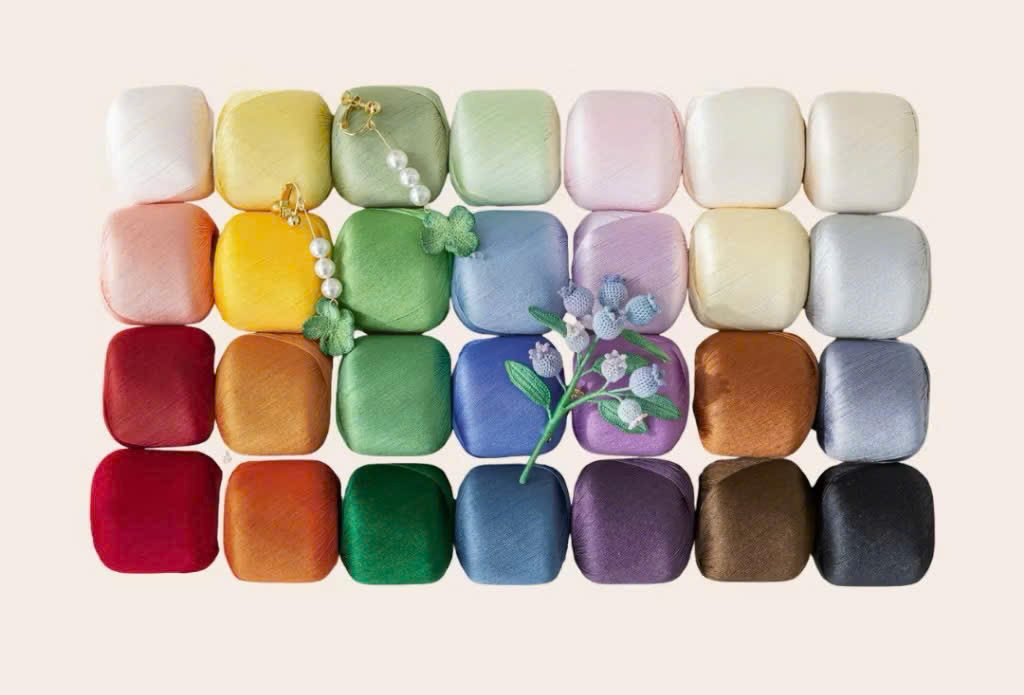 Trong thế giới len sợi handmade tại Việt Nam, thương hiệu Susan’s Family (Trung Quốc) từ lâu đã được xem là một “hệ sinh thái len” cực kỳ đa dạng. Từ sợi cotton mảnh, lace cotton, cotton mercerized, sợi nhung cho đến alpaca hay mohair – Susan gần như có mặt ở mọi phân khúc, phù hợp cho đan móc từ búp bê, thú bông, thời trang đến phụ kiện cao cấp. Dưới đây là tổng hợp đầy đủ nhất về các dòng len Susan phổ biến nhất tại Việt Nam hiện nay – giúp bạn chọn đúng loại sợi cho dự án đan móc phù hợp.