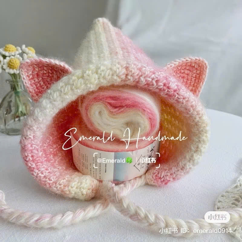 Trong thế giới len sợi handmade tại Việt Nam, thương hiệu Susan’s Family (Trung Quốc) từ lâu đã được xem là một “hệ sinh thái len” cực kỳ đa dạng. Từ sợi cotton mảnh, lace cotton, cotton mercerized, sợi nhung cho đến alpaca hay mohair – Susan gần như có mặt ở mọi phân khúc, phù hợp cho đan móc từ búp bê, thú bông, thời trang đến phụ kiện cao cấp. Dưới đây là tổng hợp đầy đủ nhất về các dòng len Susan phổ biến nhất tại Việt Nam hiện nay – giúp bạn chọn đúng loại sợi cho dự án đan móc phù hợp.