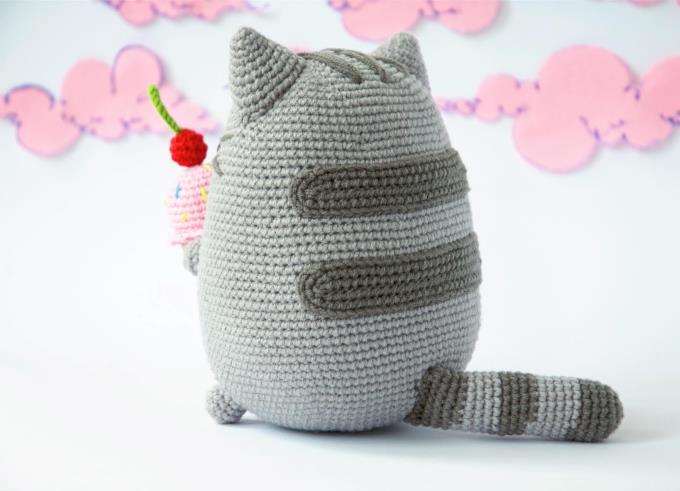 Nếu bạn đang trông chờ một phiên bản mèo Pusheen bằng len ú nu để ôm thật đã thì hãy thử sức với chart móc mèo Pusheen tăng size cao 50cm này nhé!