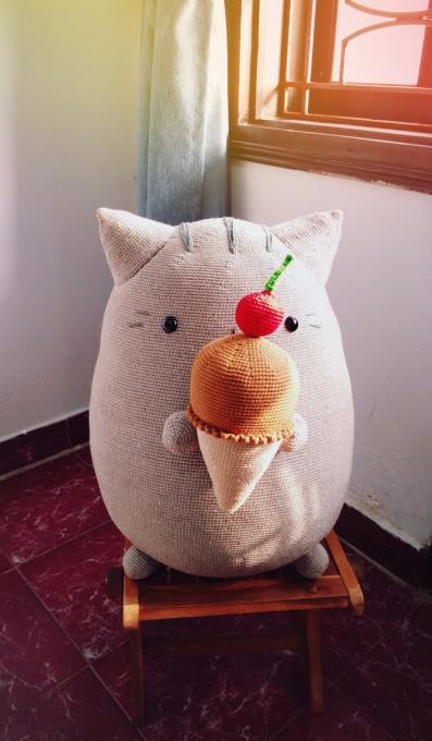 Nếu bạn đang trông chờ một phiên bản mèo Pusheen bằng len ú nu để ôm thật đã thì hãy thử sức với chart móc mèo Pusheen tăng size cao 50cm này nhé!