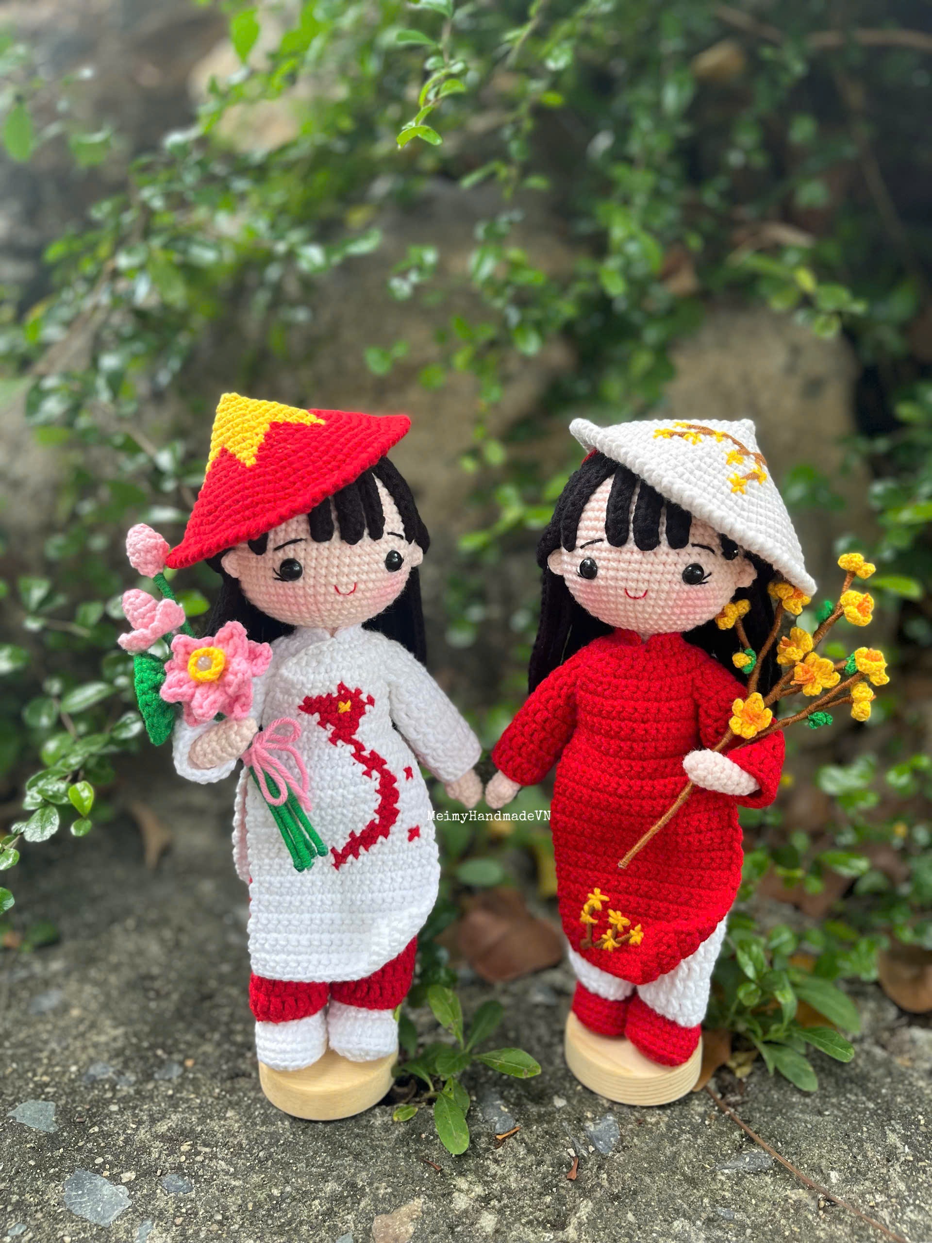 Nón lá cờ đỏ sao vàng là biểu tượng văn hoá truyền thống độc đáo gắn liền với hình ảnh đất nước và con người Việt Nam. Chart móc nón lá cờ đỏ sao vàng phiên bản mới này dễ móc và cho ra sản phẩm đẹp hơn so với phiên bản trước nè!