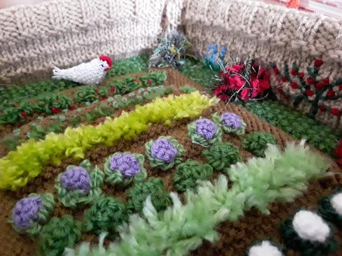 Ngôi nhà nhỏ xinh xinh với mảnh vườn xanh xanh bao người mơ ước đã được cụ bà Debra Alling 72 tuổi tái hiện sống động qua những mũi đan tỉ mỉ đến từng chi tiết. Bao nhiêu người như được mở mang tầm mắt với mô hình nhà vườn 3D đan bằng len của cụ.