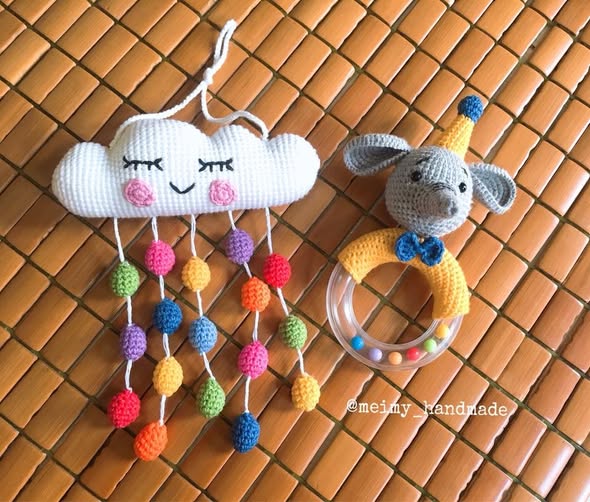 Nhắc đến quà len handmade, người ta thường nghĩ ngay đến búp bê, hoa, hay thú bông dễ thương – những món vốn được mặc định “hợp với bé gái”. Nhưng thật ra, móc quà cho bé trai cũng thú vị lắm – vì đó là cơ hội để thể hiện sự sáng tạo, tinh tế, và một góc nhìn mới mẻ trong thế giới len. Nếu bạn chuẩn bị sinh một bé trai hay muốn tặng quà cho con trai một người bạn hay họ hàng, bài viết này sẽ gợi ý cho bạn những món quà bằng len ý nghĩa để bạn tự tay móc tặng bé.