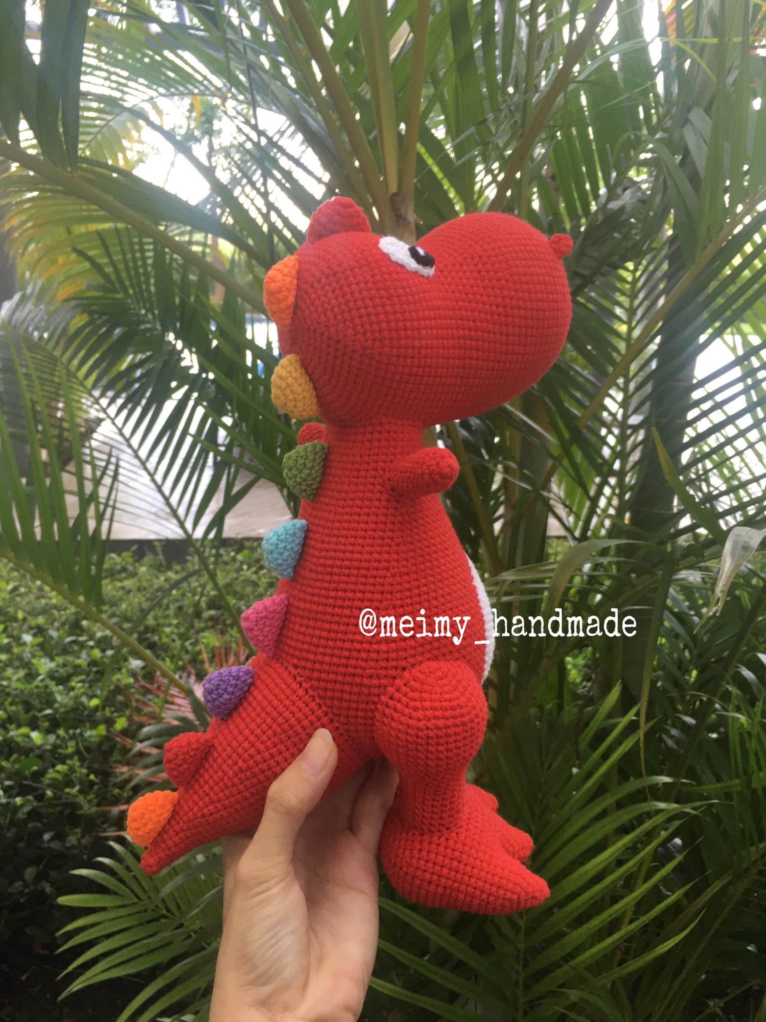 Nhắc đến quà len handmade, người ta thường nghĩ ngay đến búp bê, hoa, hay thú bông dễ thương – những món vốn được mặc định “hợp với bé gái”. Nhưng thật ra, móc quà cho bé trai cũng thú vị lắm – vì đó là cơ hội để thể hiện sự sáng tạo, tinh tế, và một góc nhìn mới mẻ trong thế giới len. Nếu bạn chuẩn bị sinh một bé trai hay muốn tặng quà cho con trai một người bạn hay họ hàng, bài viết này sẽ gợi ý cho bạn những món quà bằng len ý nghĩa để bạn tự tay móc tặng bé.