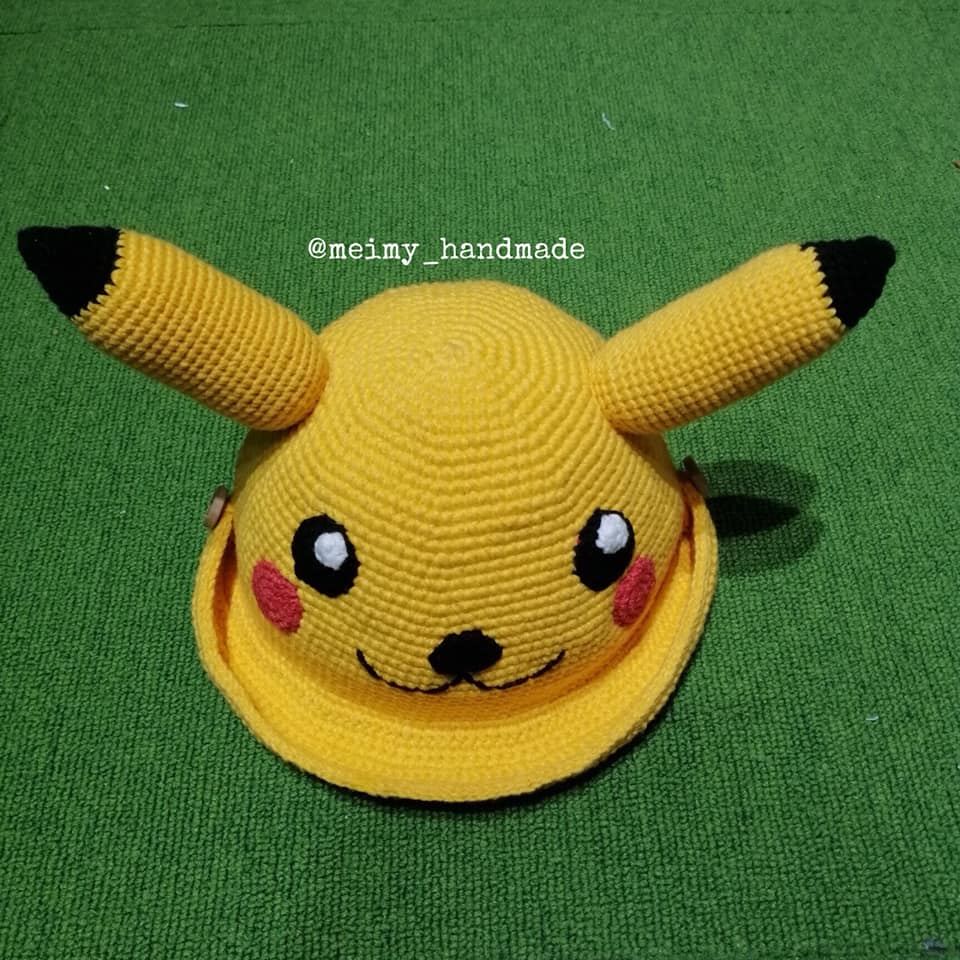 Nhắc đến quà len handmade, người ta thường nghĩ ngay đến búp bê, hoa, hay thú bông dễ thương – những món vốn được mặc định “hợp với bé gái”. Nhưng thật ra, móc quà cho bé trai cũng thú vị lắm – vì đó là cơ hội để thể hiện sự sáng tạo, tinh tế, và một góc nhìn mới mẻ trong thế giới len. Nếu bạn chuẩn bị sinh một bé trai hay muốn tặng quà cho con trai một người bạn hay họ hàng, bài viết này sẽ gợi ý cho bạn những món quà bằng len ý nghĩa để bạn tự tay móc tặng bé.