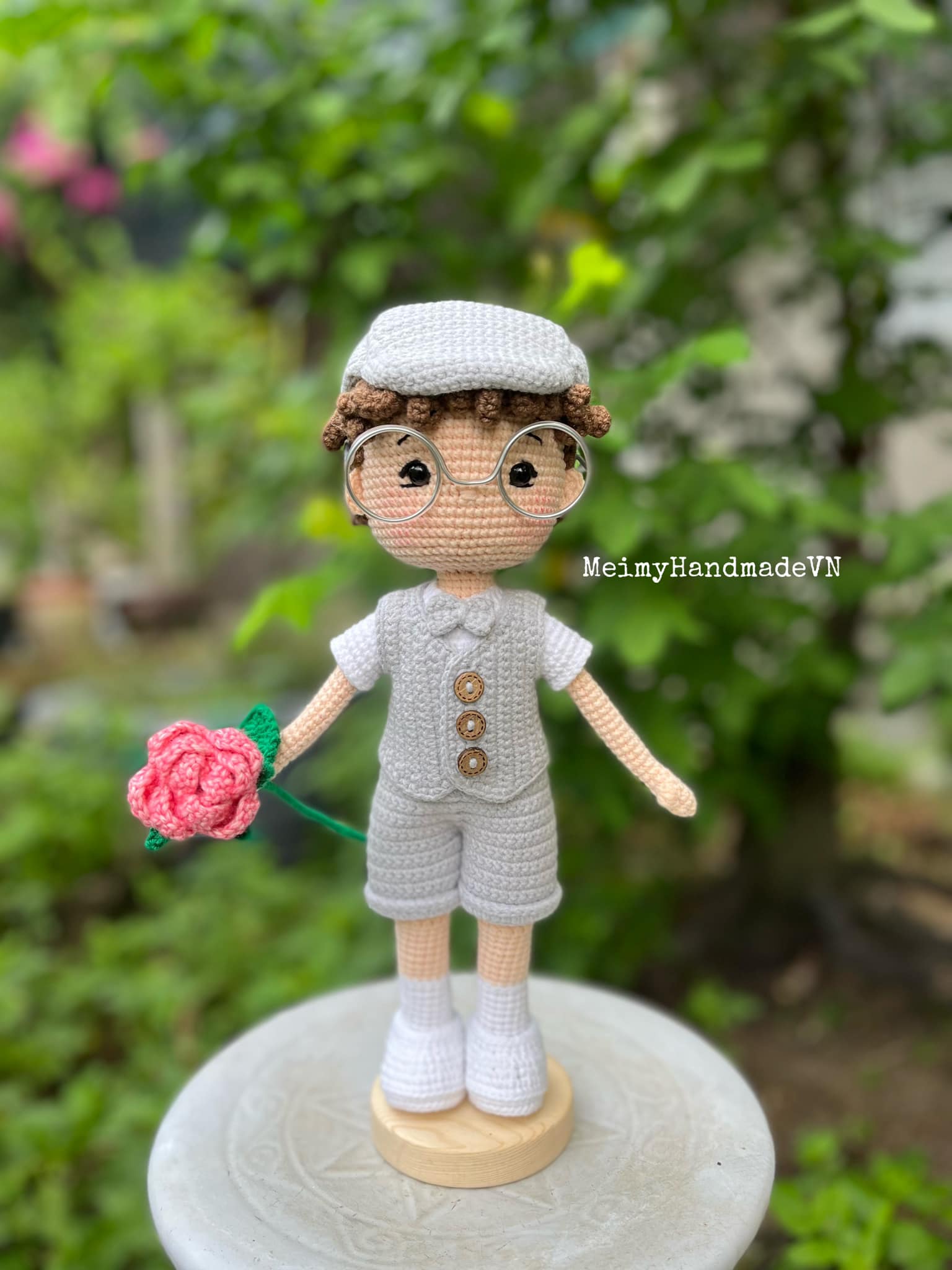 Nhắc đến quà len handmade, người ta thường nghĩ ngay đến búp bê, hoa, hay thú bông dễ thương – những món vốn được mặc định “hợp với bé gái”. Nhưng thật ra, móc quà cho bé trai cũng thú vị lắm – vì đó là cơ hội để thể hiện sự sáng tạo, tinh tế, và một góc nhìn mới mẻ trong thế giới len. Nếu bạn chuẩn bị sinh một bé trai hay muốn tặng quà cho con trai một người bạn hay họ hàng, bài viết này sẽ gợi ý cho bạn những món quà bằng len ý nghĩa để bạn tự tay móc tặng bé.