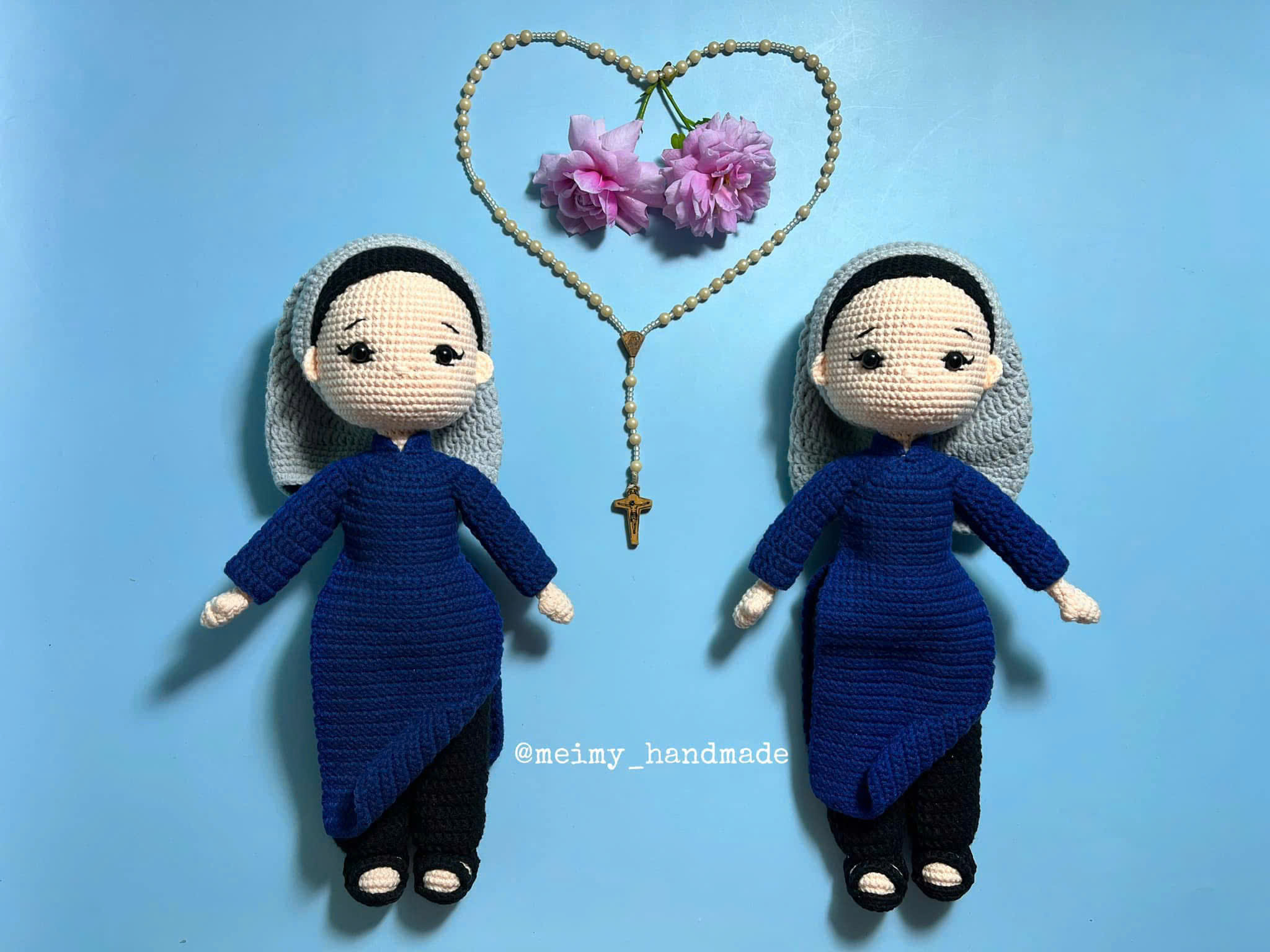 Ngày Nhà giáo Việt Nam 20/11 luôn là dịp đặc biệt để chúng ta – học trò, phụ huynh và cựu học sinh – gửi lời tri ân đến những người đã gieo con chữ, gieo niềm tin vào hành trình trưởng thành của mỗi người. Với người yêu handmade, đặc biệt là yêu len, còn gì ý nghĩa hơn việc tự tay móc một món quà len tinh tế, mang đậm dấu ấn cá nhân để gửi tặng thầy cô thân thương. Vậy nên móc gì tặng cô giáo thầy giáo cho phù hợp và tinh tế đây? Dưới đây là những gợi ý quà tặng 20/11 bằng len handmade vừa đẹp vừa ý nghĩa mà Lenbiz.vn gợi ý cho bạn.