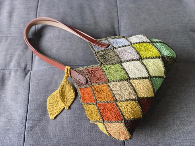 Ngày Nhà giáo Việt Nam 20/11 luôn là dịp đặc biệt để chúng ta – học trò, phụ huynh và cựu học sinh – gửi lời tri ân đến những người đã gieo con chữ, gieo niềm tin vào hành trình trưởng thành của mỗi người. Với người yêu handmade, đặc biệt là yêu len, còn gì ý nghĩa hơn việc tự tay móc một món quà len tinh tế, mang đậm dấu ấn cá nhân để gửi tặng thầy cô thân thương. Vậy nên móc gì tặng cô giáo thầy giáo cho phù hợp và tinh tế đây? Dưới đây là những gợi ý quà tặng 20/11 bằng len handmade vừa đẹp vừa ý nghĩa mà Lenbiz.vn gợi ý cho bạn.