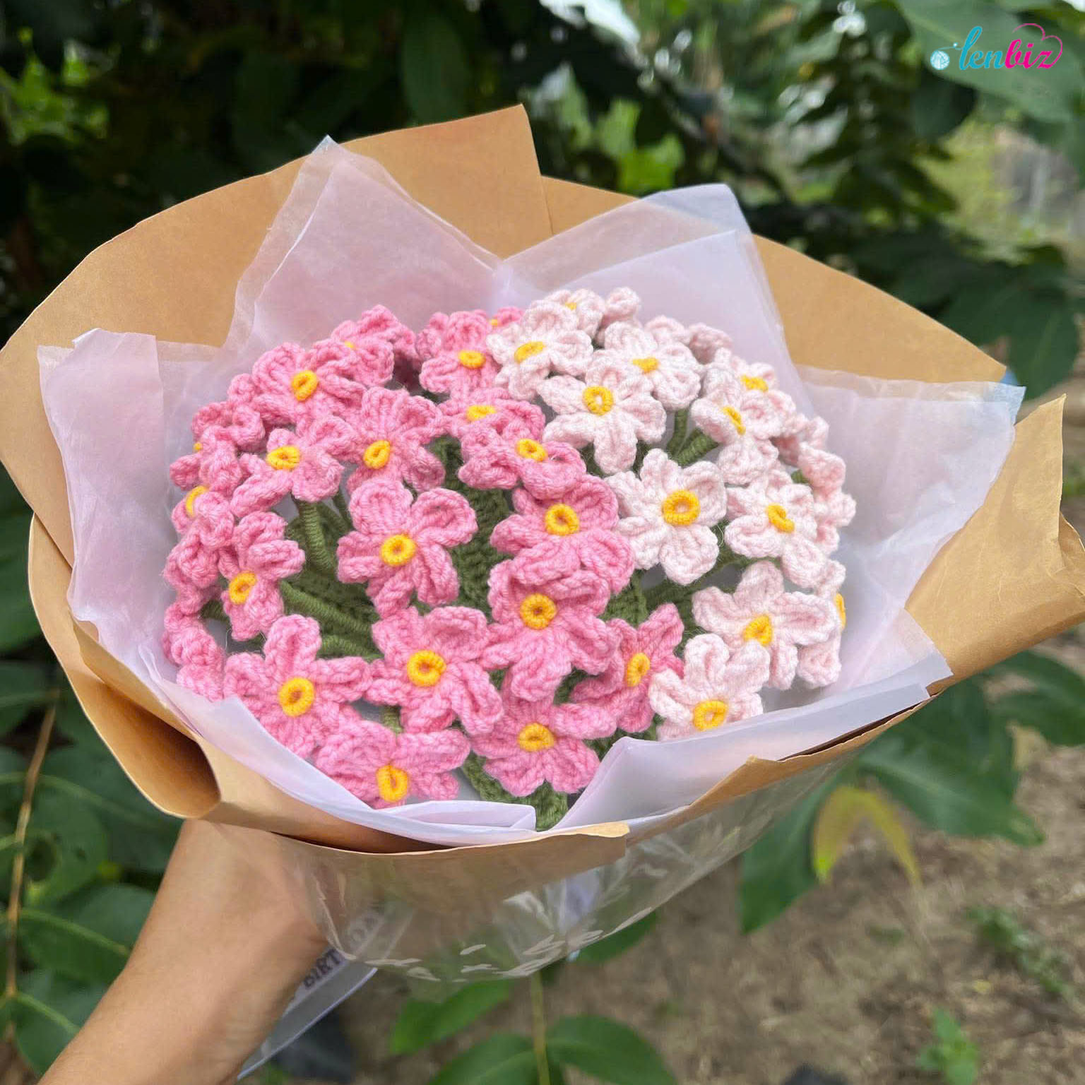 Ngày Nhà giáo Việt Nam 20/11 luôn là dịp đặc biệt để chúng ta – học trò, phụ huynh và cựu học sinh – gửi lời tri ân đến những người đã gieo con chữ, gieo niềm tin vào hành trình trưởng thành của mỗi người. Với người yêu handmade, đặc biệt là yêu len, còn gì ý nghĩa hơn việc tự tay móc một món quà len tinh tế, mang đậm dấu ấn cá nhân để gửi tặng thầy cô thân thương. Vậy nên móc gì tặng cô giáo thầy giáo cho phù hợp và tinh tế đây? Dưới đây là những gợi ý quà tặng 20/11 bằng len handmade vừa đẹp vừa ý nghĩa mà Lenbiz.vn gợi ý cho bạn.