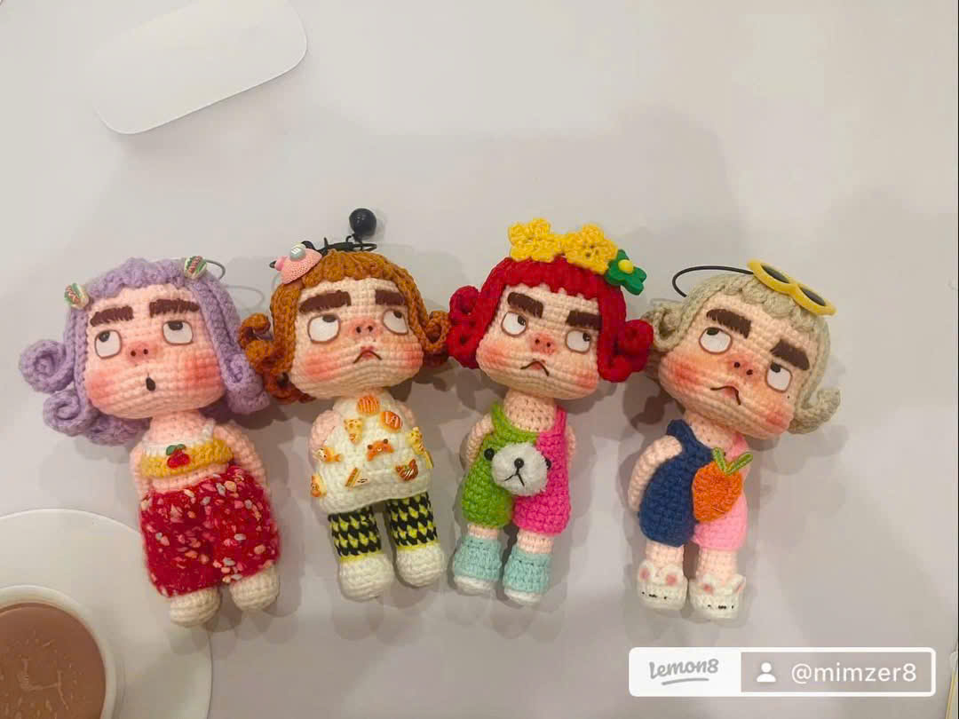 Nếu bạn là tín đồ móc búp bê len, chắc chắn dạo gần đây bạn đã bắt gặp hình ảnh những cô nàng mặt cau có nhưng cực kỳ đáng yêu – đó chính là “Moody Girl”, mẫu búp bê len đang làm mưa làm gió trong cộng đồng lenbiz Việt và quốc tế.