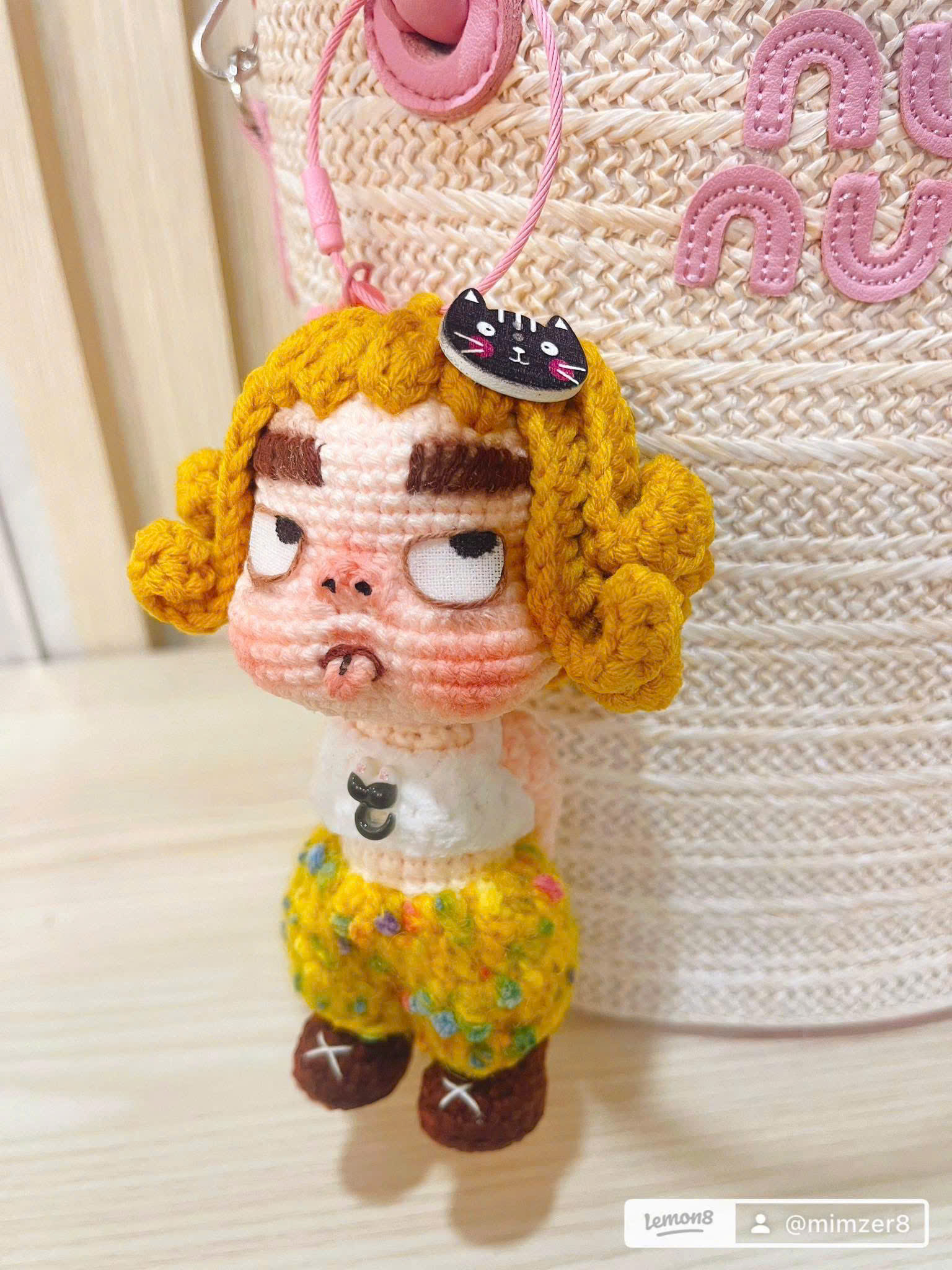 Nếu bạn là tín đồ móc búp bê len, chắc chắn dạo gần đây bạn đã bắt gặp hình ảnh những cô nàng mặt cau có nhưng cực kỳ đáng yêu – đó chính là “Moody Girl”, mẫu búp bê len đang làm mưa làm gió trong cộng đồng lenbiz Việt và quốc tế.