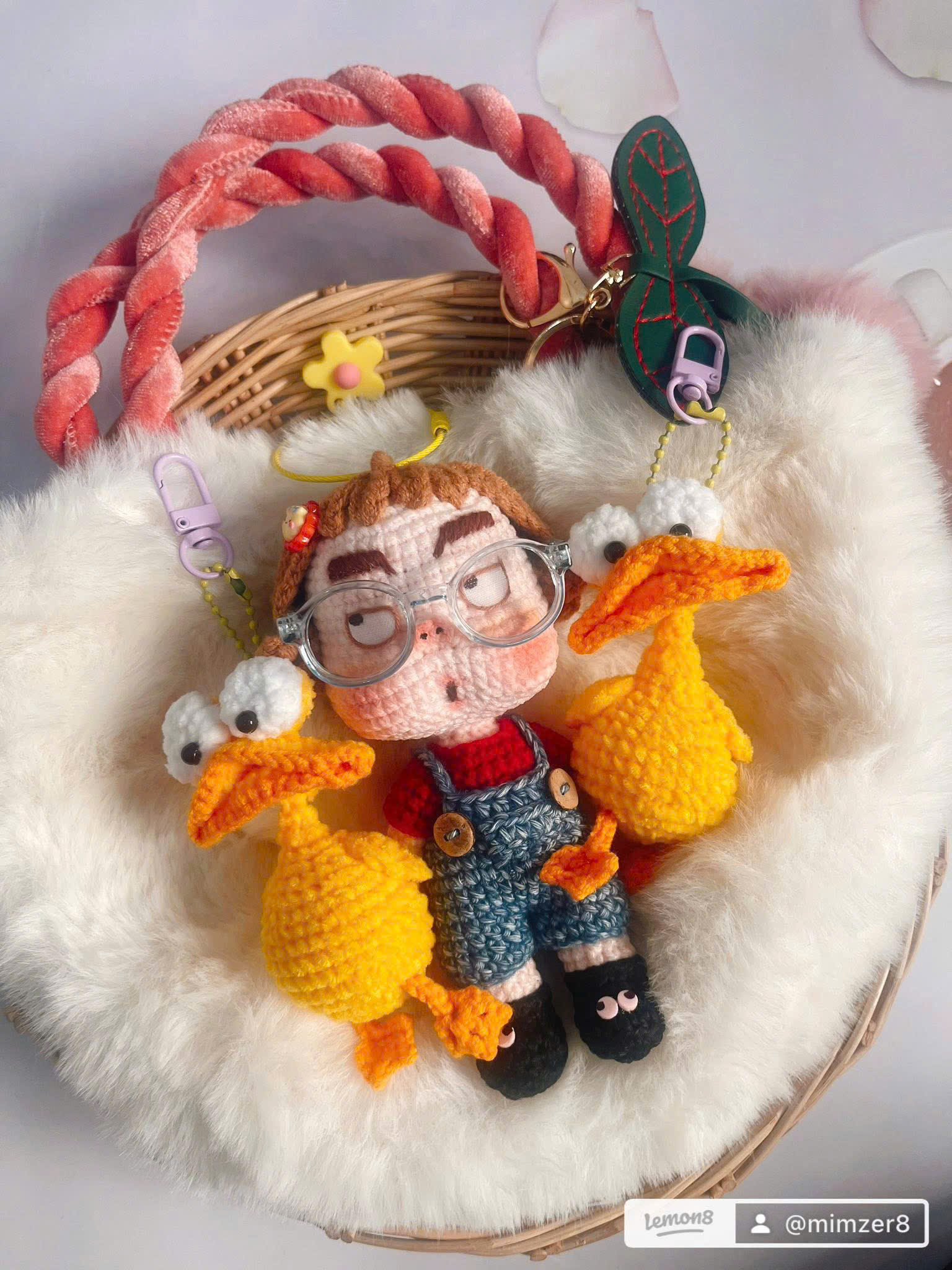 Nếu bạn là tín đồ móc búp bê len, chắc chắn dạo gần đây bạn đã bắt gặp hình ảnh những cô nàng mặt cau có nhưng cực kỳ đáng yêu – đó chính là “Moody Girl”, mẫu búp bê len đang làm mưa làm gió trong cộng đồng lenbiz Việt và quốc tế.