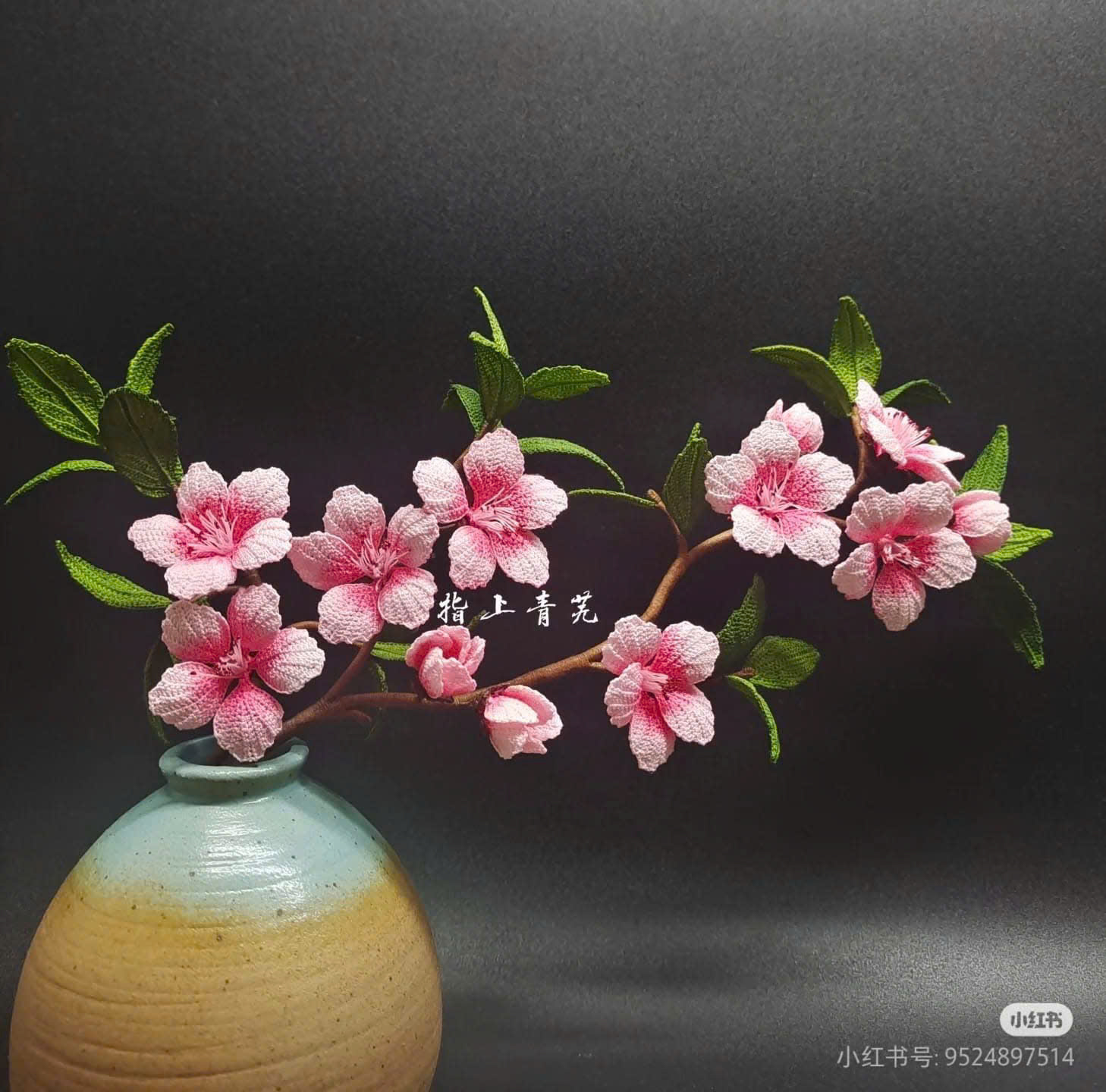 Trong thế giới đan móc, cụm từ “pháp sư Trung Hoa” đã trở thành một meme quen thuộc – vừa hài hước, vừa đầy sự ngưỡng mộ. Nó dùng để chỉ những nghệ nhân Trung Quốc có khả năng tạo ra tác phẩm móc siêu thực, nhìn như dùng phép thuật chứ không phải sợi len bình thường nữa. Cùng Lenbiz tìm hiểu lý do cái tên này ra đời và lan truyền mạnh trong cộng đồng lenbiz nha!