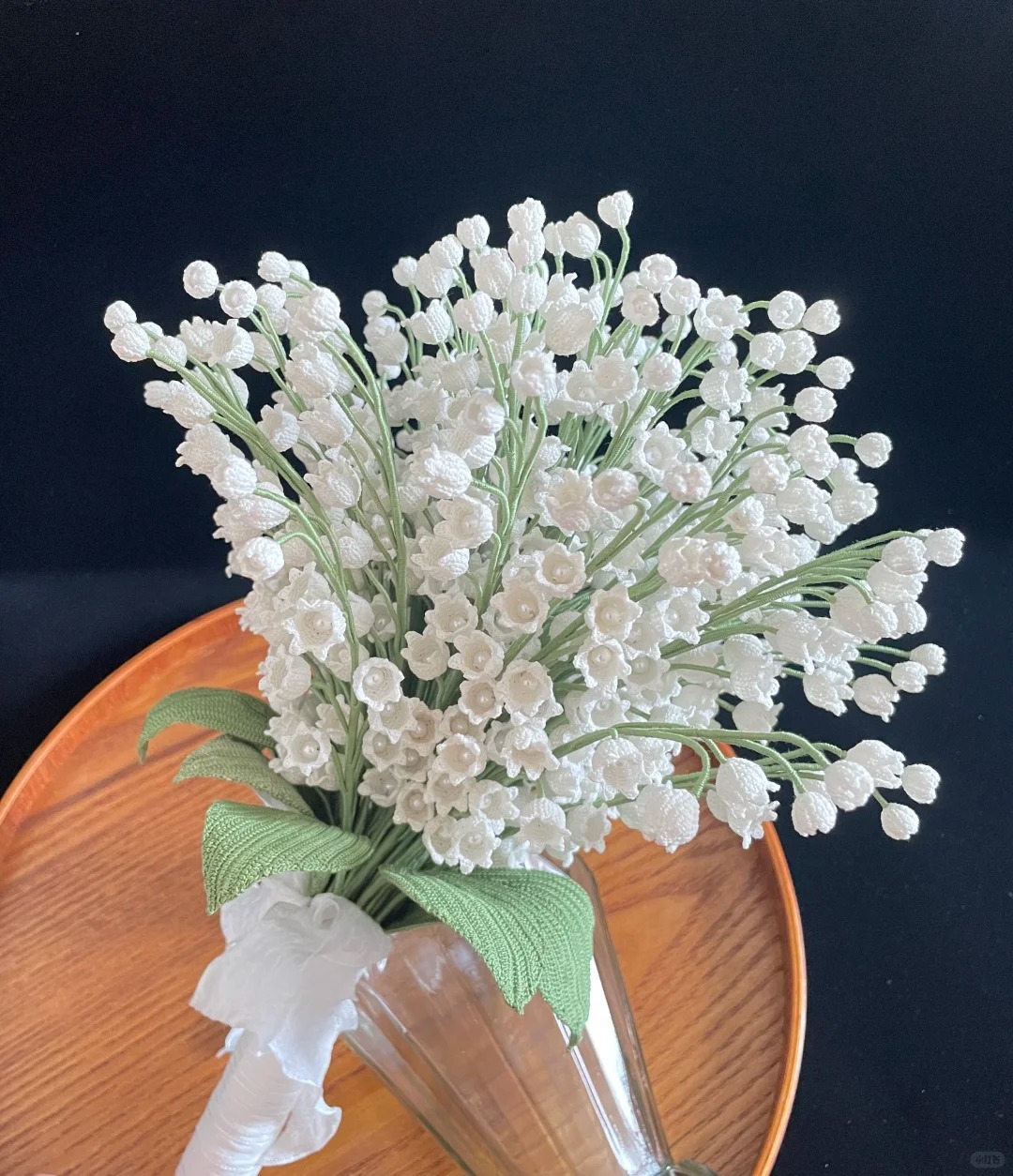 Trong thế giới đan móc, cụm từ “pháp sư Trung Hoa” đã trở thành một meme quen thuộc – vừa hài hước, vừa đầy sự ngưỡng mộ. Nó dùng để chỉ những nghệ nhân Trung Quốc có khả năng tạo ra tác phẩm móc siêu thực, nhìn như dùng phép thuật chứ không phải sợi len bình thường nữa. Cùng Lenbiz tìm hiểu lý do cái tên này ra đời và lan truyền mạnh trong cộng đồng lenbiz nha!