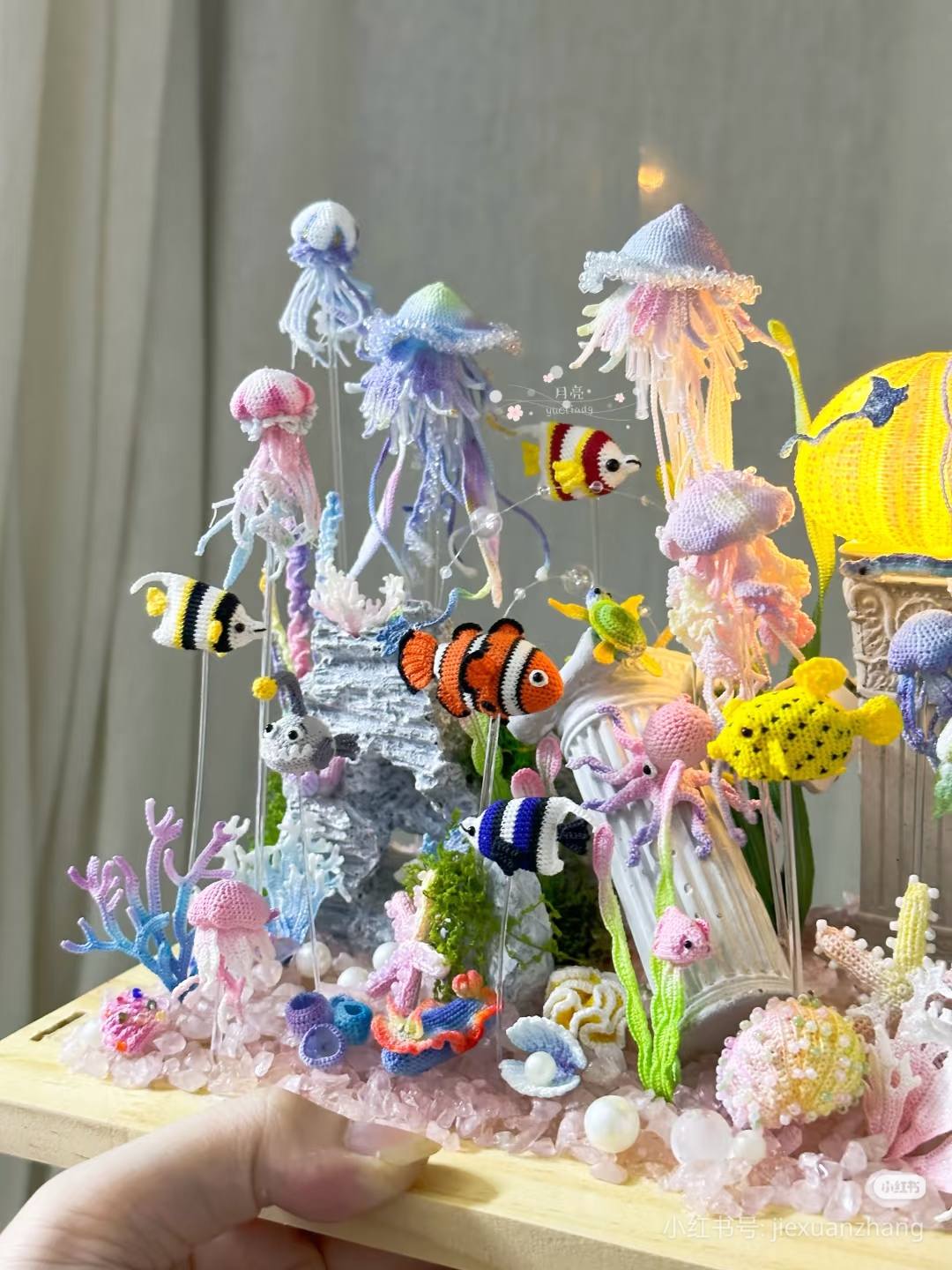 Trong thế giới đan móc, cụm từ “pháp sư Trung Hoa” đã trở thành một meme quen thuộc – vừa hài hước, vừa đầy sự ngưỡng mộ. Nó dùng để chỉ những nghệ nhân Trung Quốc có khả năng tạo ra tác phẩm móc siêu thực, nhìn như dùng phép thuật chứ không phải sợi len bình thường nữa. Cùng Lenbiz tìm hiểu lý do cái tên này ra đời và lan truyền mạnh trong cộng đồng lenbiz nha!