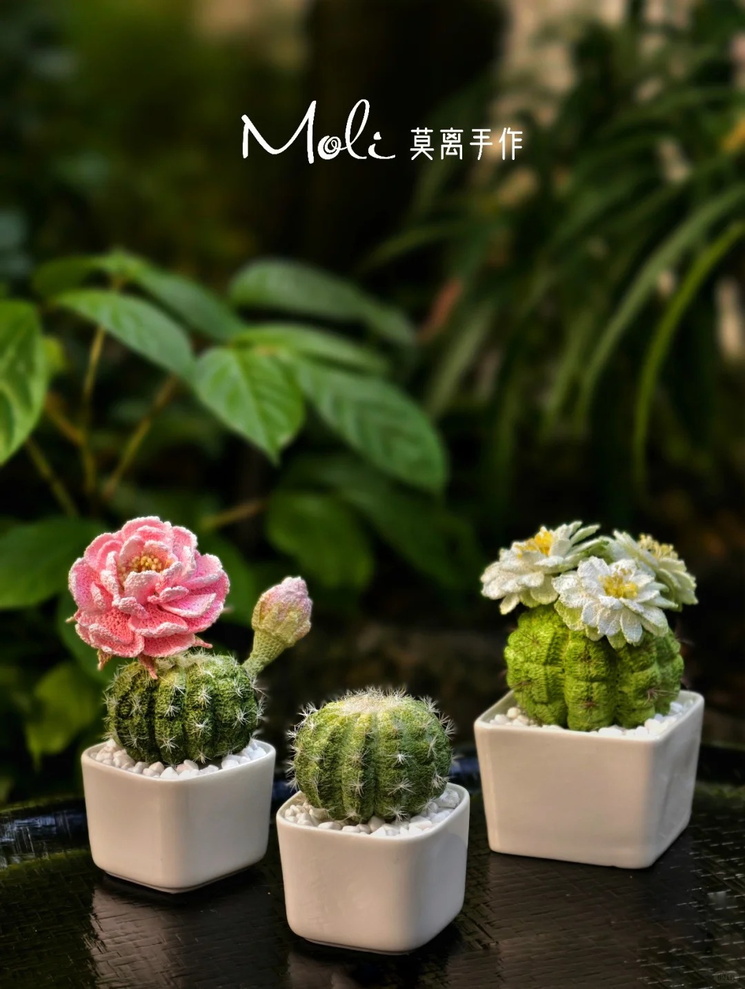 Trong thế giới đan móc, cụm từ “pháp sư Trung Hoa” đã trở thành một meme quen thuộc – vừa hài hước, vừa đầy sự ngưỡng mộ. Nó dùng để chỉ những nghệ nhân Trung Quốc có khả năng tạo ra tác phẩm móc siêu thực, nhìn như dùng phép thuật chứ không phải sợi len bình thường nữa. Cùng Lenbiz tìm hiểu lý do cái tên này ra đời và lan truyền mạnh trong cộng đồng lenbiz nha!