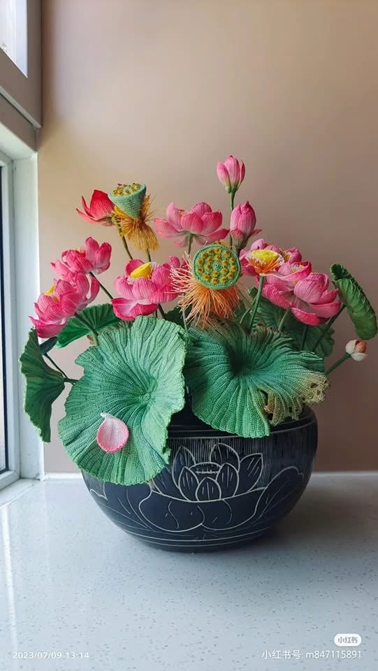 Trong thế giới đan móc, cụm từ “pháp sư Trung Hoa” đã trở thành một meme quen thuộc – vừa hài hước, vừa đầy sự ngưỡng mộ. Nó dùng để chỉ những nghệ nhân Trung Quốc có khả năng tạo ra tác phẩm móc siêu thực, nhìn như dùng phép thuật chứ không phải sợi len bình thường nữa. Cùng Lenbiz tìm hiểu lý do cái tên này ra đời và lan truyền mạnh trong cộng đồng lenbiz nha!