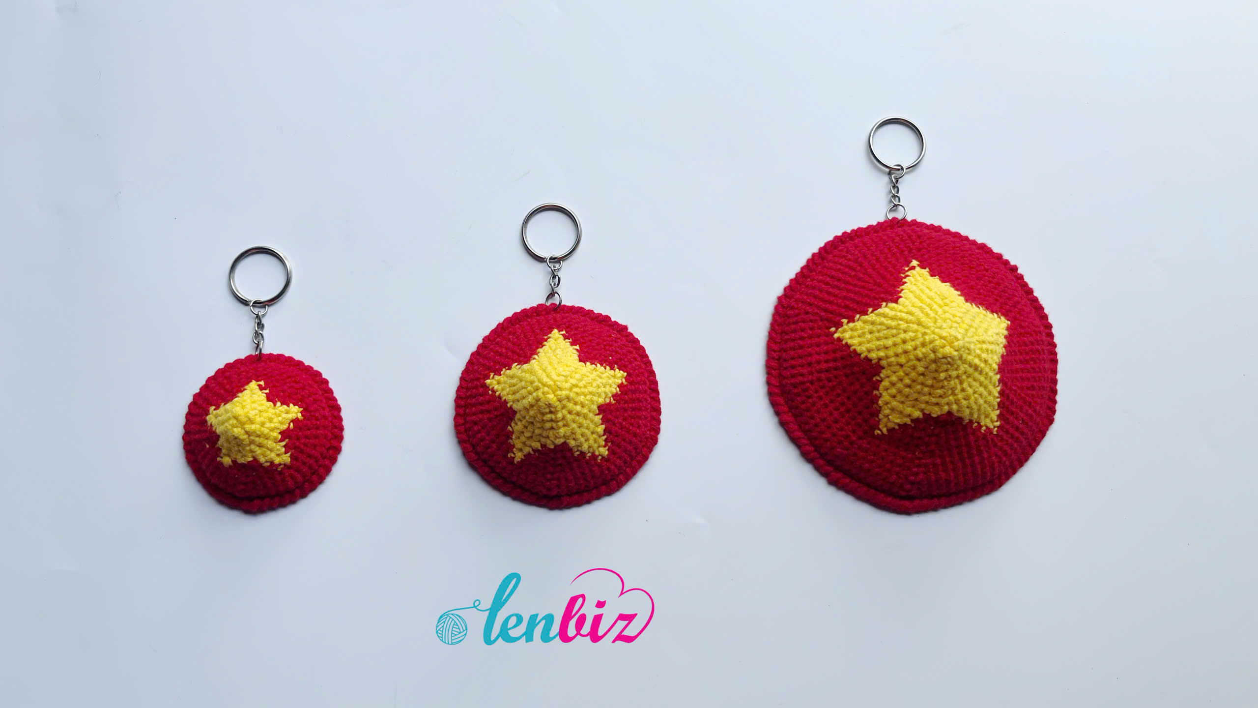 “Một con gấu len nhỏ xíu ở sân bay giá 50 đô – mà vẫn có người mua…” “Ủa, sao đắt dữ vậy, không phải cũng là len với kim móc thôi sao?” Nhiều người không hiểu nổi tại sao đồ len handmade ở sân bay lại “đắt” như vậy. Nếu từng đi qua các quầy hàng lưu niệm ở sân bay quốc tế – từ Tân Sơn Nhất, Nội Bài đến Đà Nẵng, chắc hẳn bạn sẽ bắt gặp vài món đồ len nhỏ xinh: một chú gấu ôm tim, một con mèo đeo khăn, hay chiếc túi móc tay mini gắn tag “Made in Vietnam”. Giá của chúng không dưới 50-100 USD – gấp hàng chục lần so với sản phẩm tương tự được bán ở chợ hay shop online. Giá đồ len handmade cao như vậy hoàn toàn có cơ sở.