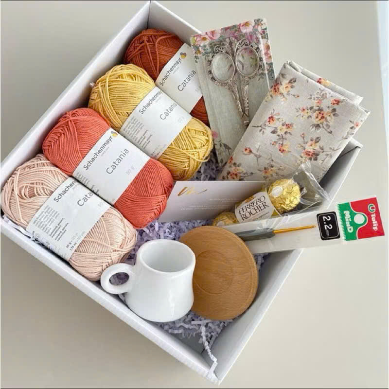 Nếu bạn yêu thích những sợi len mịn, đều, bóng nhẹ và lên sản phẩm cực kỳ sang thì Catania Schachenmayr chắc chắn là cái tên bạn không thể bỏ qua. Đây là loại sợi cotton mercerized cao cấp hàng đầu châu Âu, được sản xuất bởi hãng Schachenmayr (Đức) – thương hiệu có lịch sử hơn 200 năm trong ngành sợi. Không chỉ được yêu thích ở Việt Nam, Catania còn là lựa chọn “chuẩn quốc tế” của hàng nghìn nhà thiết kế chart/pattern trên Etsy, Ravelry và Lovecrafts.