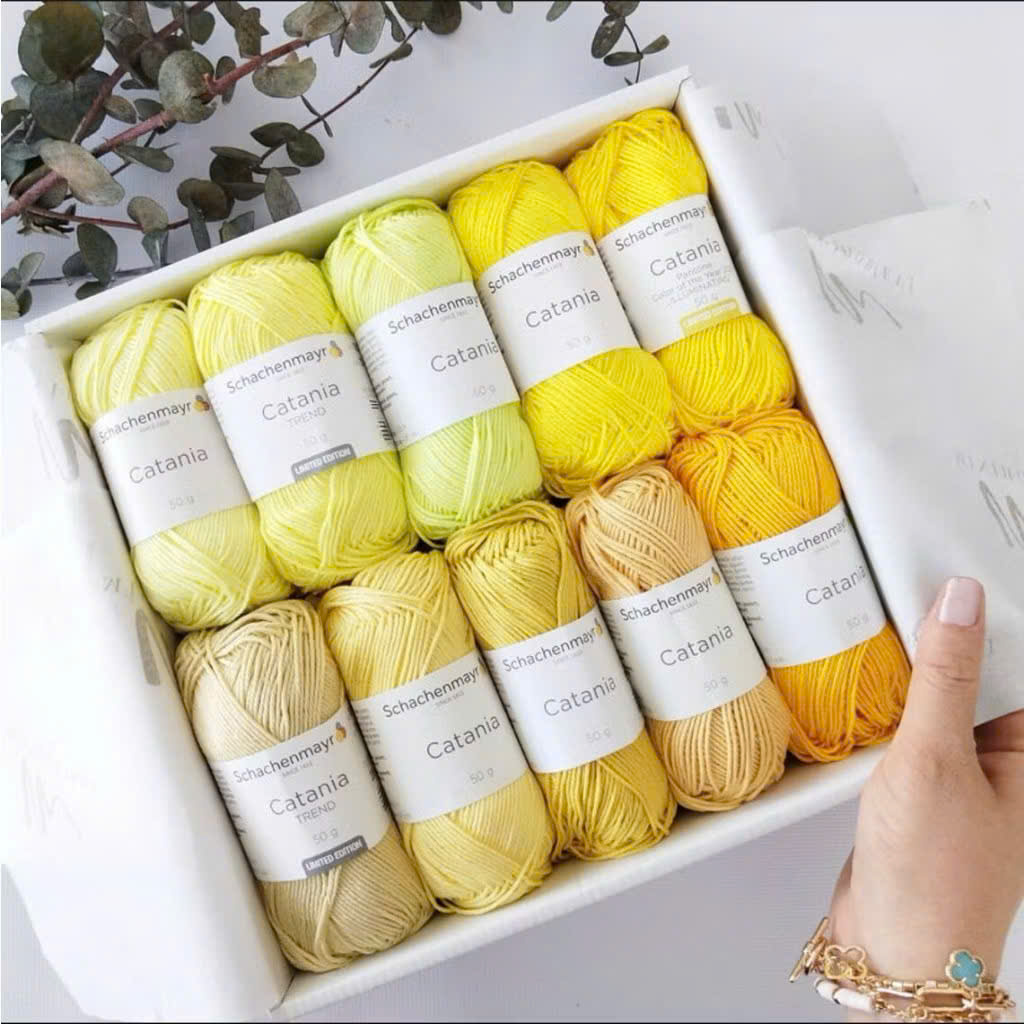 Nếu bạn yêu thích những sợi len mịn, đều, bóng nhẹ và lên sản phẩm cực kỳ sang thì Catania Schachenmayr chắc chắn là cái tên bạn không thể bỏ qua. Đây là loại sợi cotton mercerized cao cấp hàng đầu châu Âu, được sản xuất bởi hãng Schachenmayr (Đức) – thương hiệu có lịch sử hơn 200 năm trong ngành sợi. Không chỉ được yêu thích ở Việt Nam, Catania còn là lựa chọn “chuẩn quốc tế” của hàng nghìn nhà thiết kế chart/pattern trên Etsy, Ravelry và Lovecrafts.