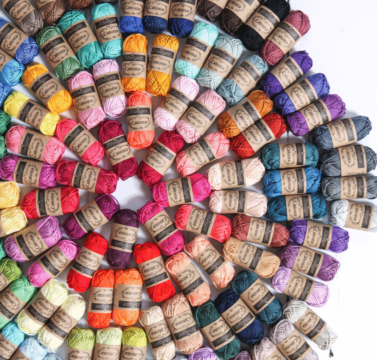 Nếu bạn là người đam mê handmade, đặc biệt là móc búp bê, thú bông hoặc phụ kiện cao cấp, chắc hẳn bạn đã nghe đến cái tên Catona Scheepjes – dòng sợi “huyền thoại” đến từ Hà Lan. Vậy điều gì khiến Catona được mệnh danh là “nữ hoàng của các loại sợi cotton”? Cùng Lenbiz.vn tìm hiểu chi tiết nhé!