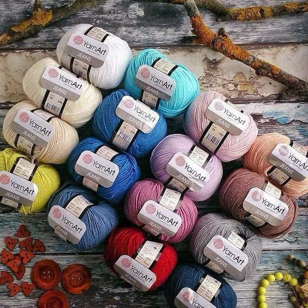 Trong thế giới len sợi quốc tế, Jeans YarnArt là một trong những dòng len nổi tiếng nhất đến từ Thổ Nhĩ Kỳ – quốc gia có truyền thống dệt sợi lâu đời. Dòng len này được yêu thích trên toàn cầu vì mềm, mịn, dễ móc, bền màu, và đặc biệt là lên búp bê – thú bông cực kỳ chuẩn form. Vậy cụ thể len Jeans YarnArt là gì, có tốt không, dùng kim móc size bao nhiêu và móc được gì đẹp? Cùng Lenbiz.vn tìm hiểu chi tiết dưới đây nhé!