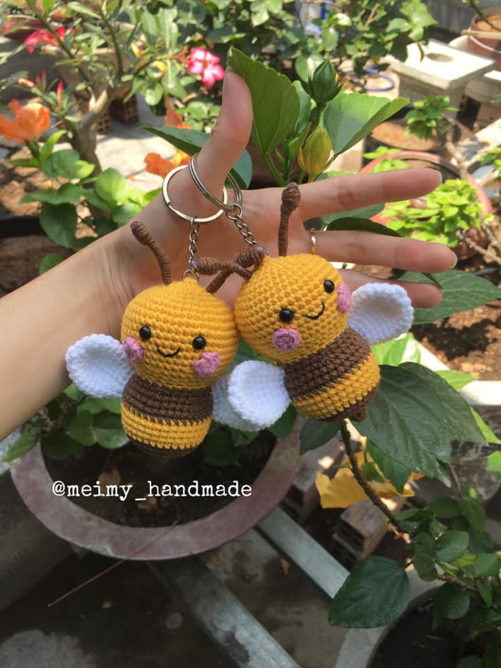 Trong thế giới len sợi quốc tế, Jeans YarnArt là một trong những dòng len nổi tiếng nhất đến từ Thổ Nhĩ Kỳ – quốc gia có truyền thống dệt sợi lâu đời. Dòng len này được yêu thích trên toàn cầu vì mềm, mịn, dễ móc, bền màu, và đặc biệt là lên búp bê – thú bông cực kỳ chuẩn form. Vậy cụ thể len Jeans YarnArt là gì, có tốt không, dùng kim móc size bao nhiêu và móc được gì đẹp? Cùng Lenbiz.vn tìm hiểu chi tiết dưới đây nhé!