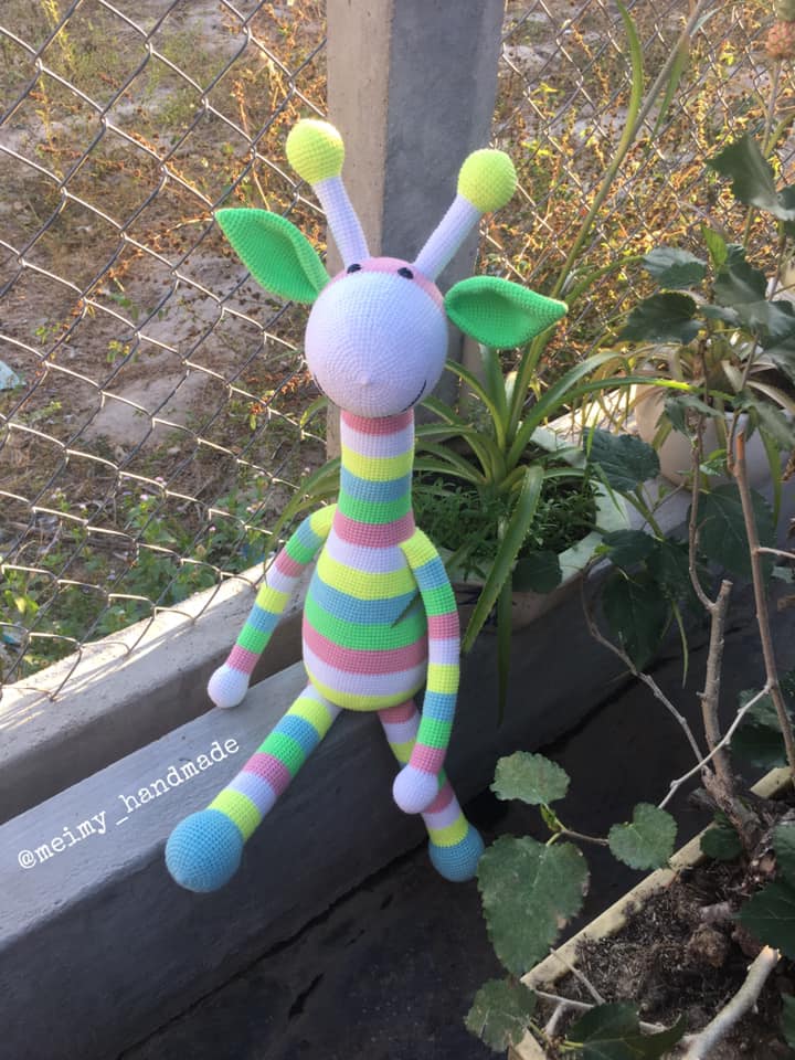 Trong thế giới len sợi quốc tế, Jeans YarnArt là một trong những dòng len nổi tiếng nhất đến từ Thổ Nhĩ Kỳ – quốc gia có truyền thống dệt sợi lâu đời. Dòng len này được yêu thích trên toàn cầu vì mềm, mịn, dễ móc, bền màu, và đặc biệt là lên búp bê – thú bông cực kỳ chuẩn form. Vậy cụ thể len Jeans YarnArt là gì, có tốt không, dùng kim móc size bao nhiêu và móc được gì đẹp? Cùng Lenbiz.vn tìm hiểu chi tiết dưới đây nhé!