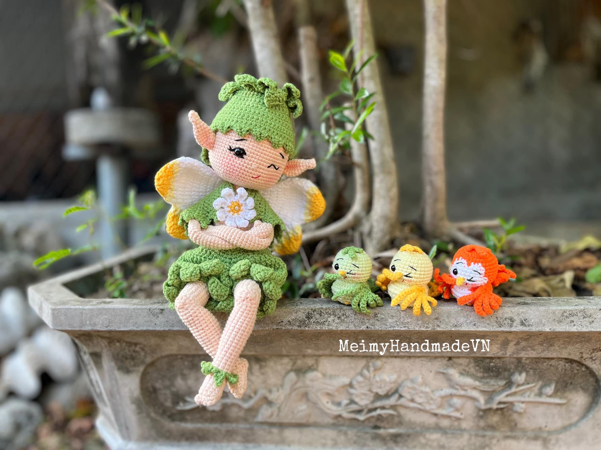 Trong thế giới len sợi quốc tế, Jeans YarnArt là một trong những dòng len nổi tiếng nhất đến từ Thổ Nhĩ Kỳ – quốc gia có truyền thống dệt sợi lâu đời. Dòng len này được yêu thích trên toàn cầu vì mềm, mịn, dễ móc, bền màu, và đặc biệt là lên búp bê – thú bông cực kỳ chuẩn form. Vậy cụ thể len Jeans YarnArt là gì, có tốt không, dùng kim móc size bao nhiêu và móc được gì đẹp? Cùng Lenbiz.vn tìm hiểu chi tiết dưới đây nhé!