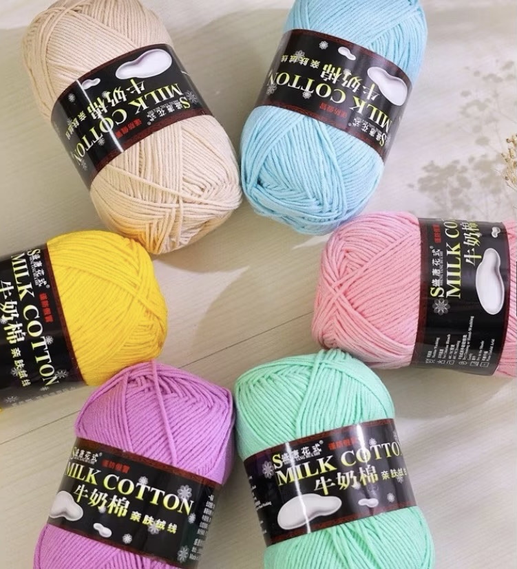 Trong thế giới len sợi, len Milk Cotton 125gr là dòng len “quốc dân” được người yêu handmade tại Việt Nam ưa chuộng nhất – hầu như ai từng móc cũng từng dùng qua ít nhất một cuộn. Mềm – mịn – dễ móc – lên màu đẹp – giá lại hợp túi tiền, sợi này gần như “có mặt trong mọi kệ len” của cả người mới học và thợ móc len chuyên nghiệp. Vậy cụ thể len Milk Cotton 125gr là gì, có bao nhiêu màu, có tốt không, dùng kim móc số mấy, và có thể móc được gì đẹp… Cùng Lenbiz.vn tìm hiểu chi tiết nhé!