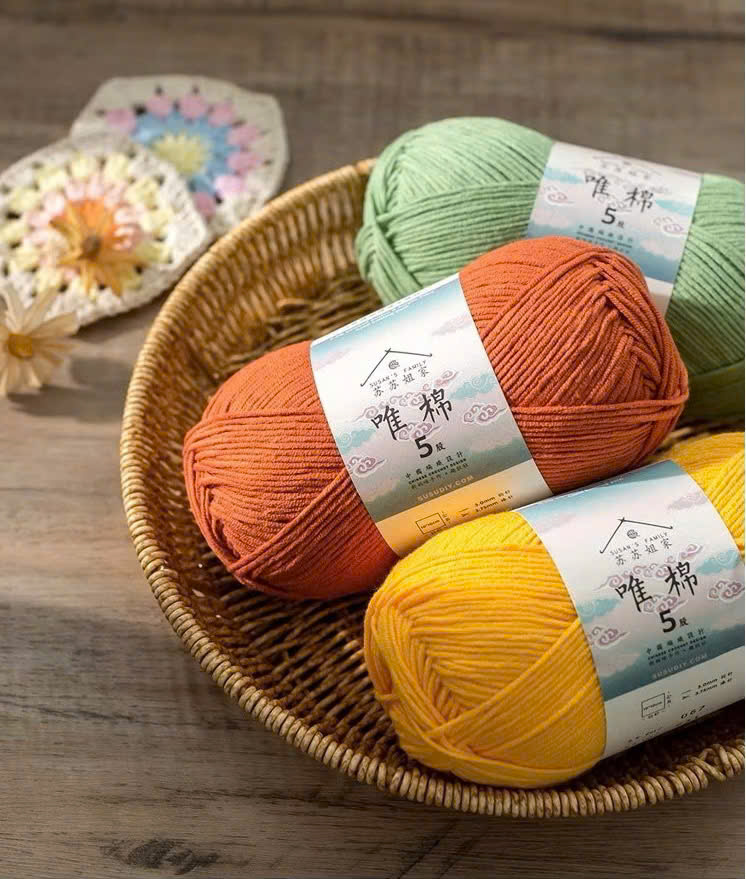 Trong thế giới len nội địa Trung, Susan’s Family là thương hiệu cực kỳ được yêu thích vì sợi mềm, đều tay, màu đẹp và giá phải chăng. Nếu như Susan Family 4 phù hợp với thú bông và búp bê size nhỏ, áo, mũ, đồ baby… thì Susan Family 5 lại nổi bật hơn ở độ dày – form chắc, lên dáng búp bê và thú bông size vừa và lớn cực chuẩn. Hãy cùng Lenbiz.vn tìm hiểu xem len Susan Family 5 là gì, có tốt không, cỡ sợi bao nhiêu, móc gì đẹp nhất… nhé!