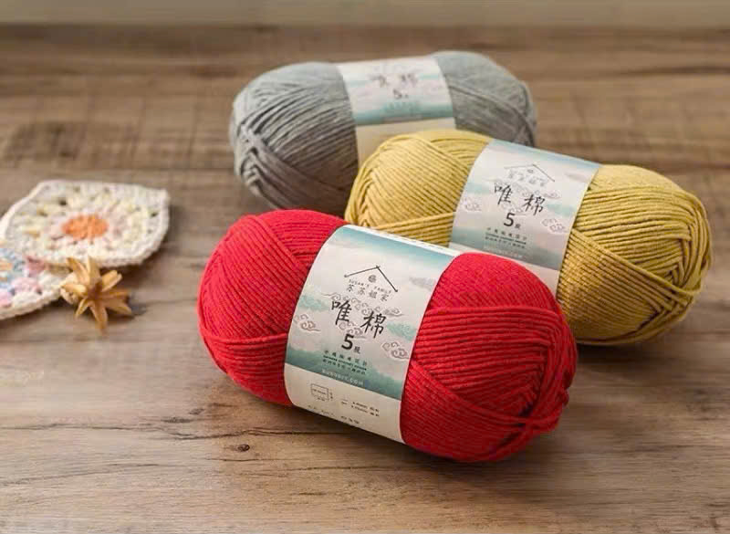 Trong thế giới len nội địa Trung, Susan’s Family là thương hiệu cực kỳ được yêu thích vì sợi mềm, đều tay, màu đẹp và giá phải chăng. Nếu như Susan Family 4 phù hợp với thú bông và búp bê size nhỏ, áo, mũ, đồ baby… thì Susan Family 5 lại nổi bật hơn ở độ dày – form chắc, lên dáng búp bê và thú bông size vừa và lớn cực chuẩn. Hãy cùng Lenbiz.vn tìm hiểu xem len Susan Family 5 là gì, có tốt không, cỡ sợi bao nhiêu, móc gì đẹp nhất… nhé!